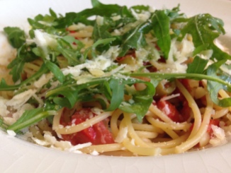 Pittige spaghetti met tomaatjes, olijven en rucola van Foodie Fredi